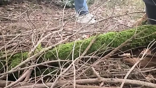 Ormanda gerçek amatör orta yaşlı seksi kadın.