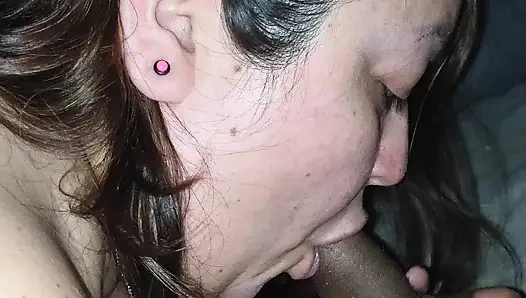 Ehefrau trinkt natursekt