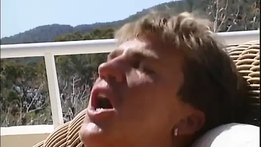 Два больших члена трахаются в задницу и кончают в рот две горячие шлюховатые милфы