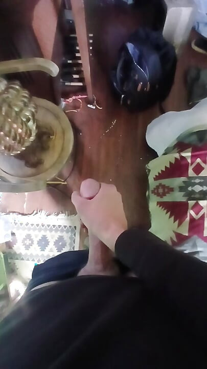 En mükemmel büyük yarak boşalana kadar mastürbasyon yapıyor