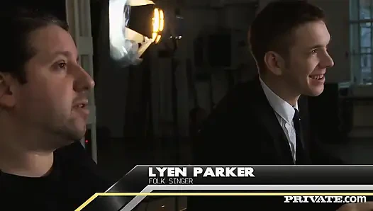 Lyen pamer pantatnya yang menganga dan dientot habis-habisan