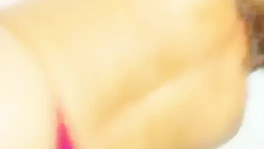 Wie lecker es ist, reife milf zu squirten, bis das Bett nass ist.