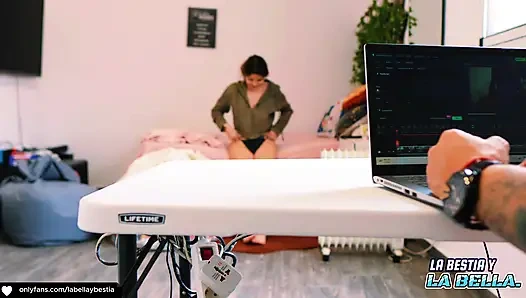 Хардкорный секс с моим бойфрендом на столе на работе, он разрывает мое очко, чтобы кончить повсюду на меня