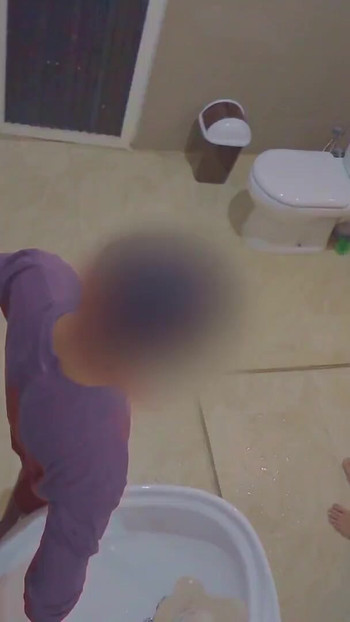 Moment palpitant de la "Îmi scot toate hainele și îmi arăt pula noului meu coleg de cameră când își spală fața"