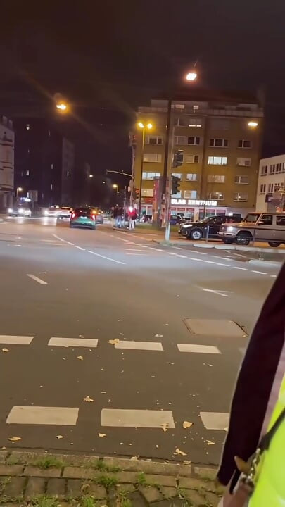 Passeio público e se exibindo em Lingerie e meias