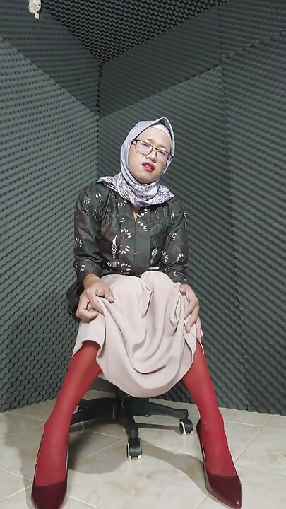 Big Tit Hijab Shemale in High Heels Masturbates
