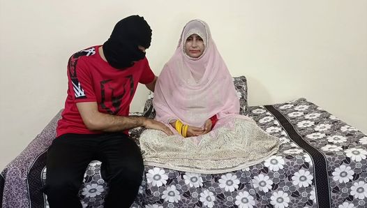 Une mariée pakistanaise sexy suce une bite et se fait baiser brutalement pendant sa nuit de noces