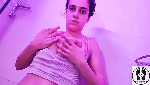 ADEGAN MANDI PENUH FETISH TUBUH BERLUMUR SUSU WAM MENUANGKAN KE ATASKU