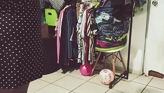 Meksikalı tombul iri güzel kadın odayı temizliyor