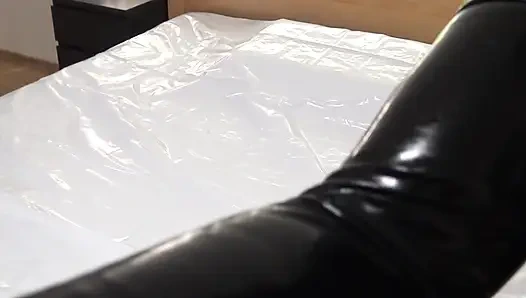 Spermi lateks bir kalıp süitte lateks maske ile besleme zamanı geldi, köle gerçekten çok keyif aldı! 2 Açı