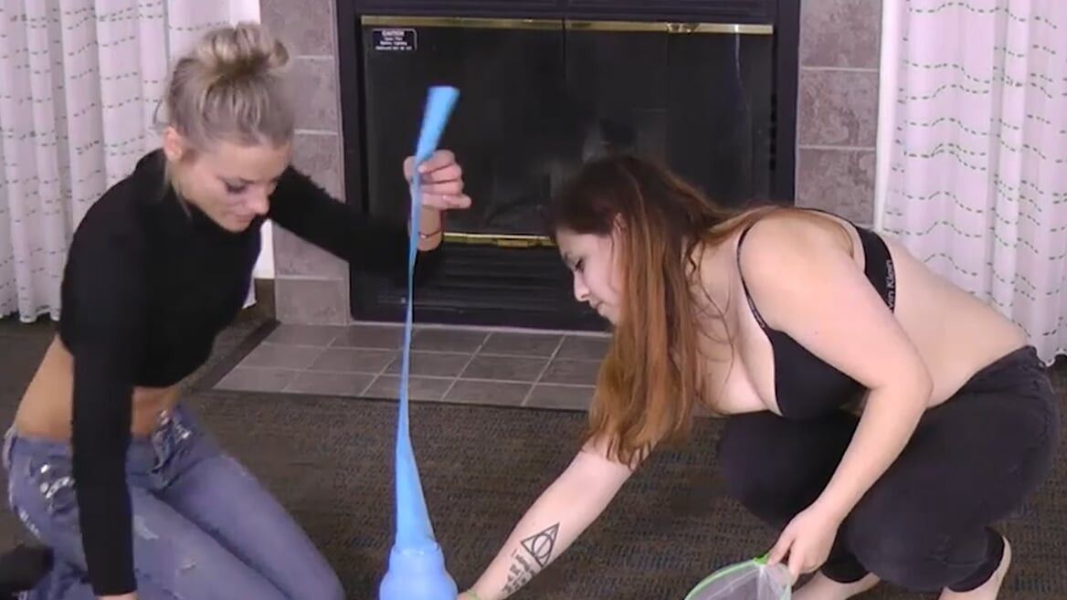 Zadirkuje, liže i istražuje nakon igre Strip Elefino