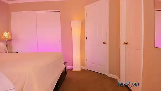 Göt sallama twerk yapıyor ve soyunuyor