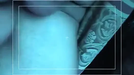 Две голодные шлюшки и жесткий член ебаря играют с камерой во время тройничка