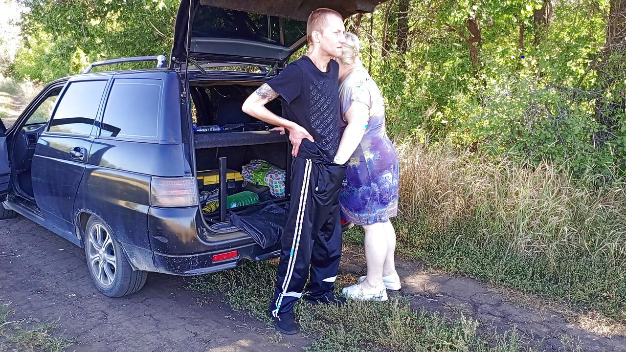 U parku jebem susjedu u njenu pičku na pasji način, zatim u njena usta i svršavam dva puta u minuti