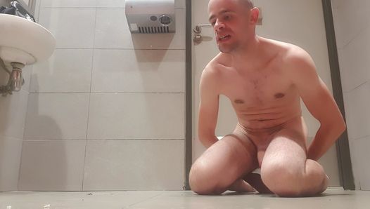他在公共厕所展示他的身体并用假阳具做自己