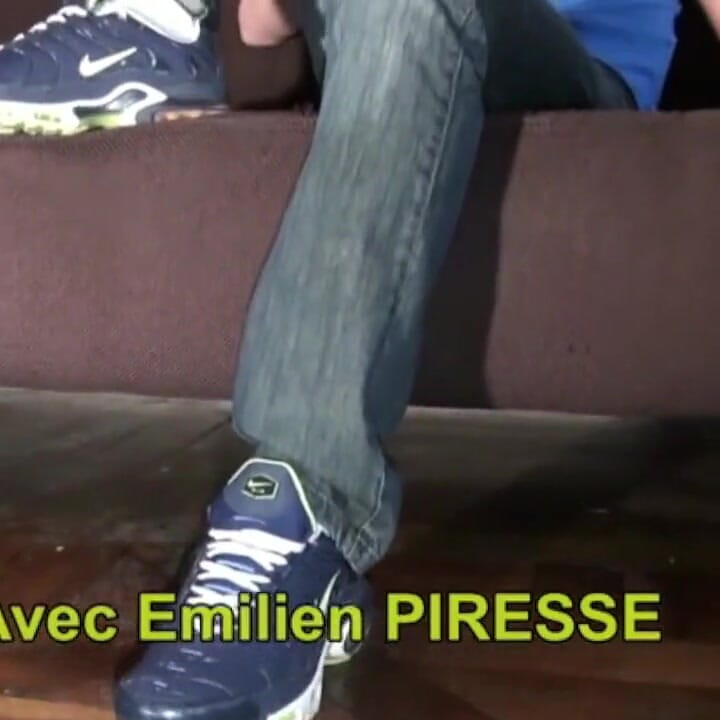 Des jumelles baisent dans des baskets, humiliation