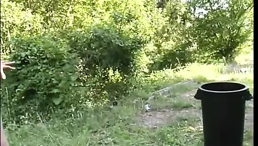 Parkta edepsiz orta yaşlı seksi kadın genç arkadaşları tarafından sikiliyor ve götten sikiliyor