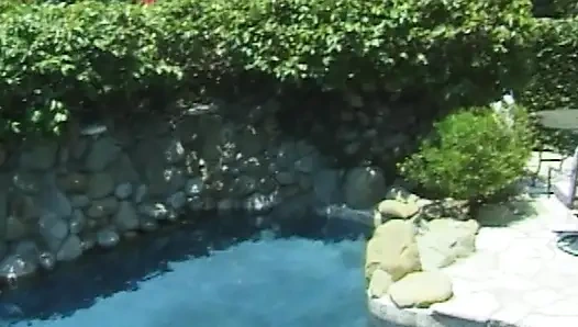 Lesbische Pool-Verführung