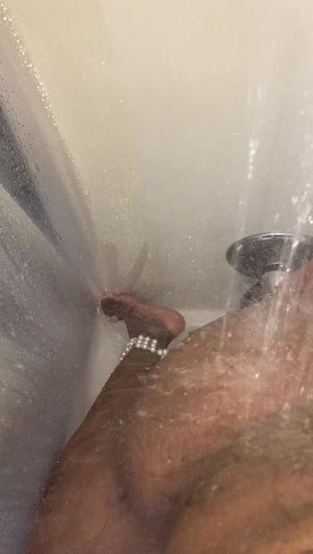 Jeu avec un gode sous la douche