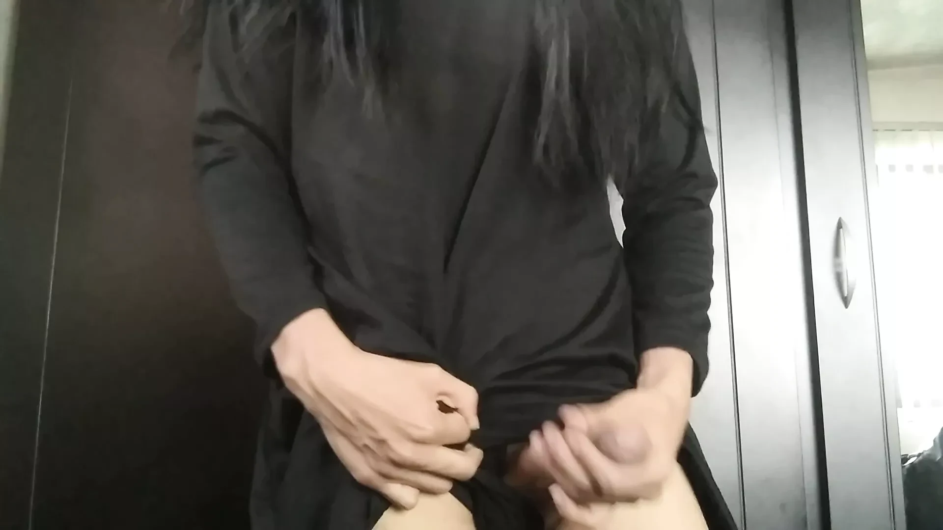Bhavnaen femboy masturbates men hojri men ek dildo ke sath