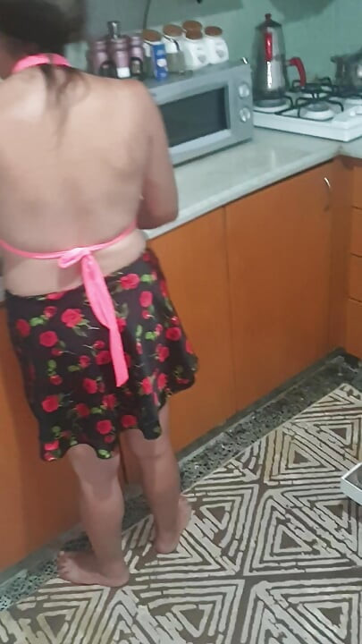 Kız arkadaşımı mutfağı temizlerken cinsel olarak uyandırma girişimlerim.