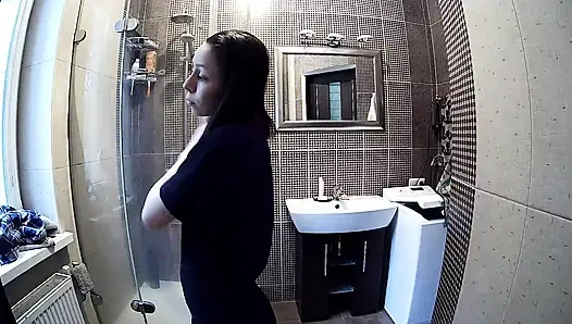 Stella принимает душ полностью обнаженной - настоящее вуайеристское любительское видео