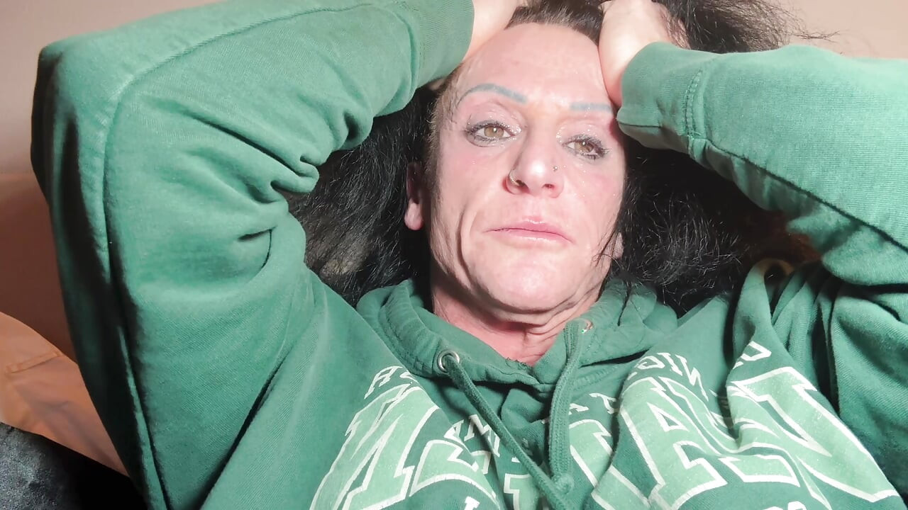 Une déesse éternue se fait engorger dans les coulisses d’un lit d’hôtel, confessionnal