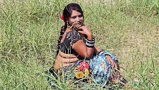 Nettes indisches mädchen mit saftigen roten lippen leckt und lutscht chefschwanz und genießt es, in missionarsstellung zu ficken.