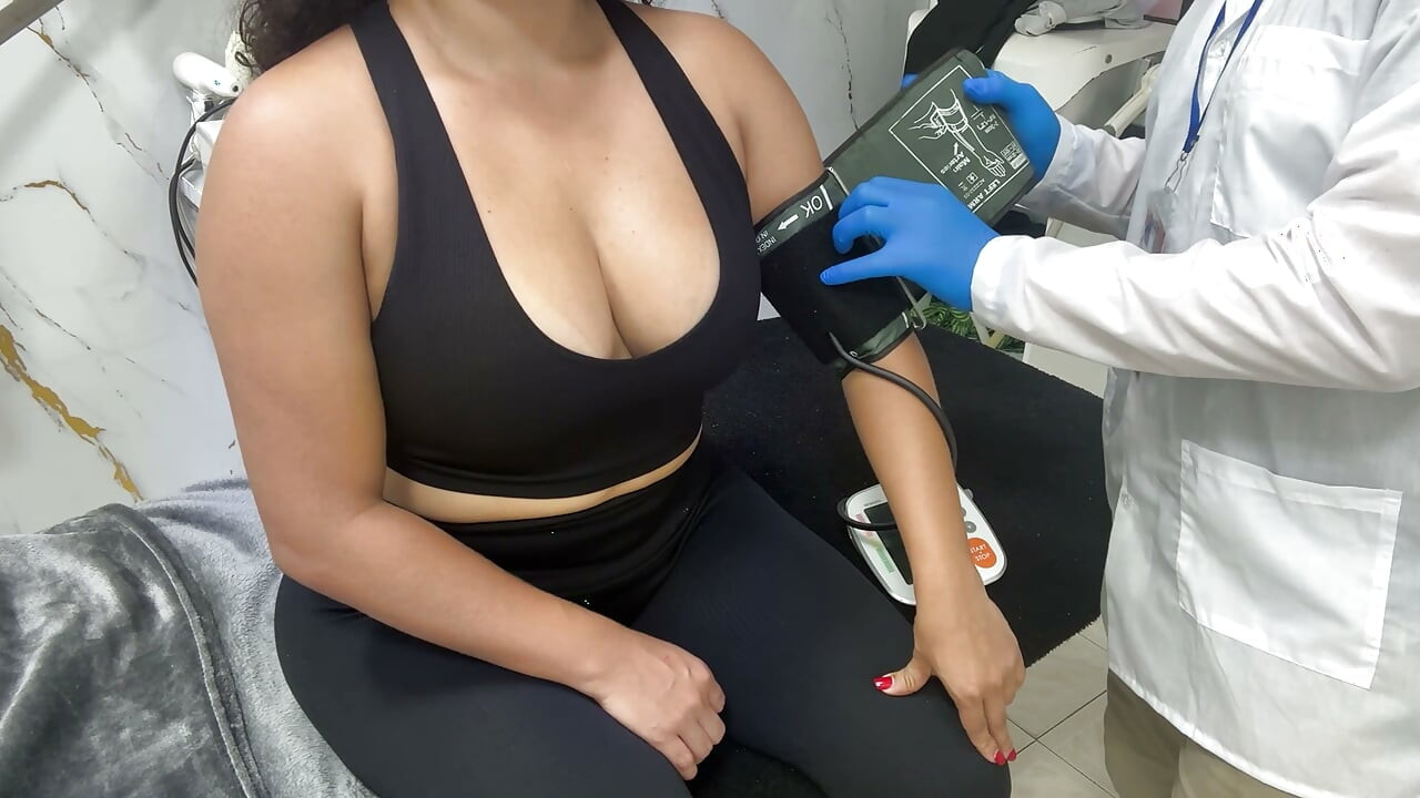 El ginecólogo me pidió que abriera bien las piernas para el examen y terminó follándome en la camilla mientras yo gemía
