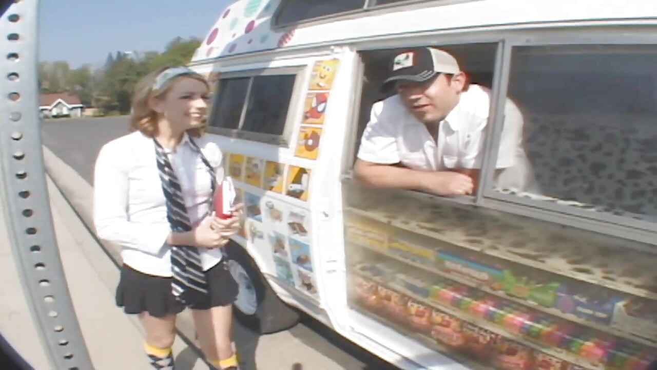 Prelepa mokra ružičasta riba očekuje širom otvorenu za džinovsku šipku