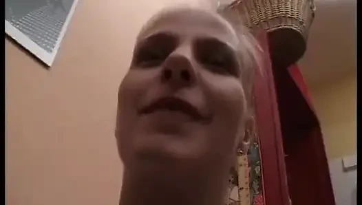 Azgın sarışın büyük bir dildoyla pirsingli amını sikiyor