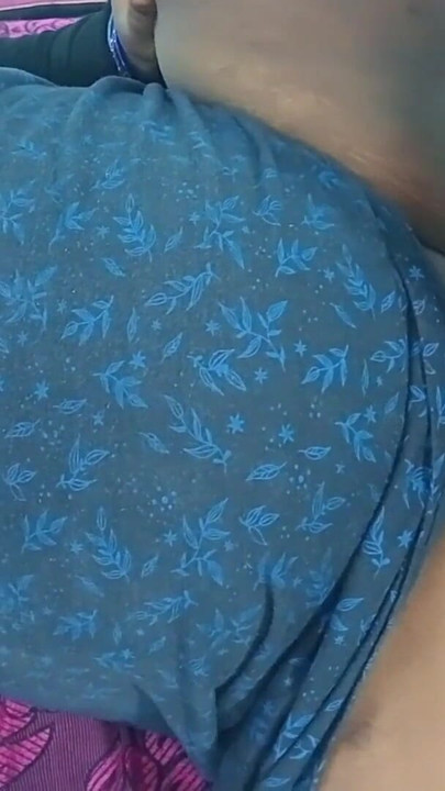 Okouzlující okamžik z "Tamil Akka sexy šukání svého nevlastního bratra"