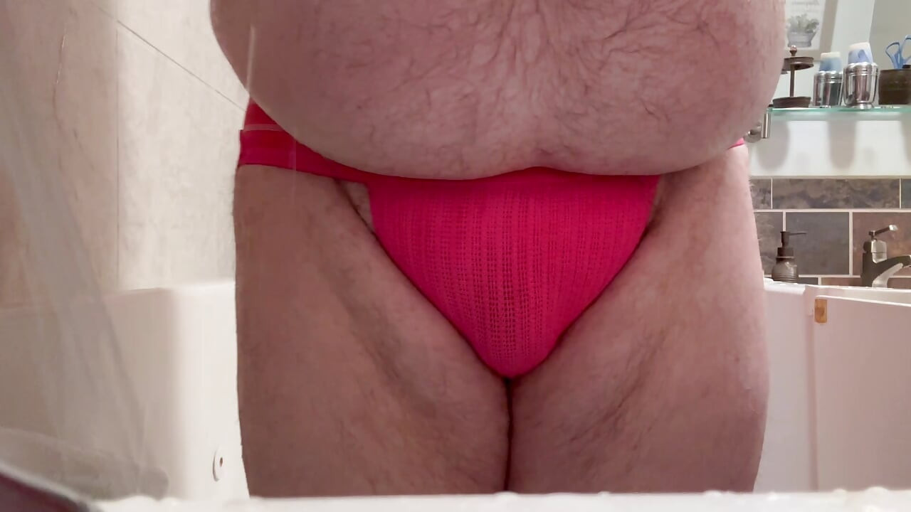 Пухлый толстый медведь принимает дилдо в его розовый jockstrap
