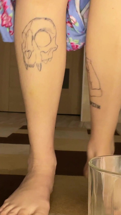 유리잔을 입은 에바 디바스 오줌