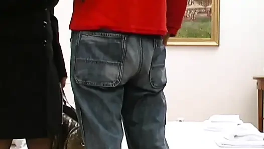 Старая и молодая трахают киску членом