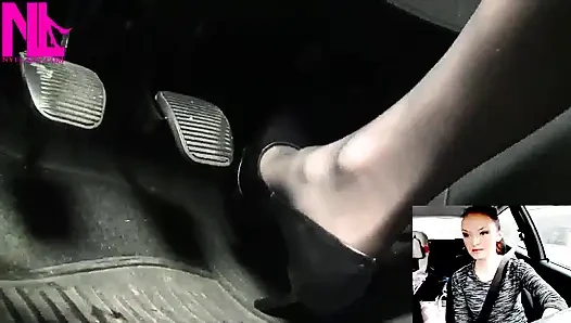 Mengemudi di grey pattent pompa dan pantyhose