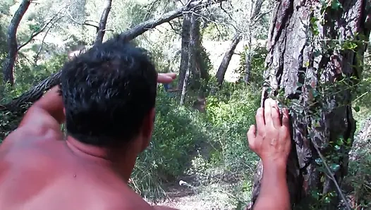 Azgın genç amcık Cherry'nin sert sikilen yarığı dölle dolu görünüyor