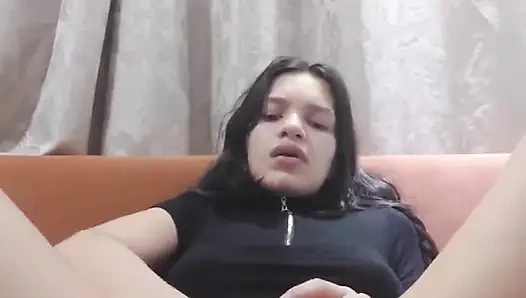 Si mungil Alice lagi asik masturbasi di sofa ruang tamu