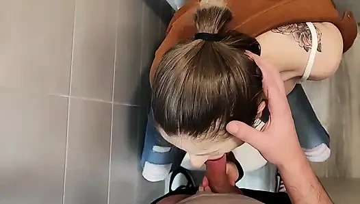 Blowjob Berisiko Di Kamar Mandi Perguruan Tinggi Dengan Profesor Saya!