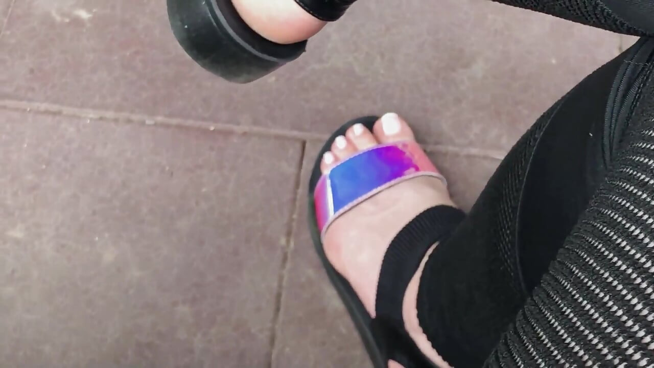 Mijn nieuwe glanzende sandalen en tenen plagen buitenshuis