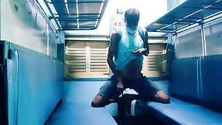 セクシーなゲイの男性が公共の電車の射精で彼のペニスを点滅させる