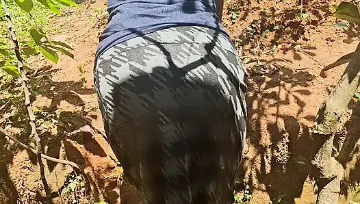 На улице романтичное вирусное видео красивой милфы
