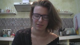 Solo meisje met bril chatten in de keuken