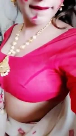 Sunita em saree vermelho depois de diwali.mp4