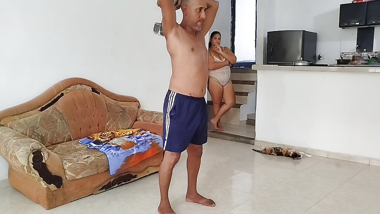 Kirli üvey baba sevimli ve masum üvey kızını yalnızken sikiyor