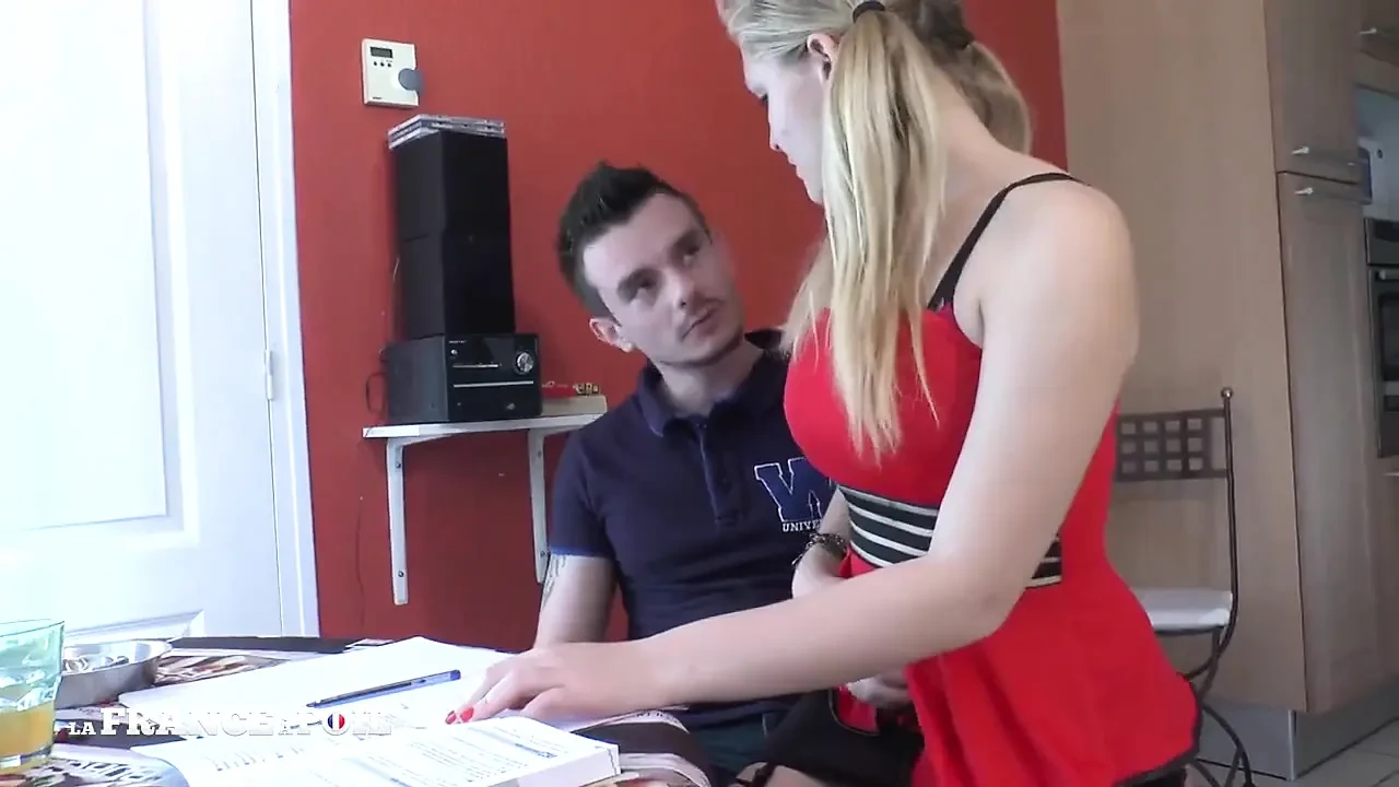 Un jeune co-ed du baccalauréat fait un travail pratique et se fait cul à bouche