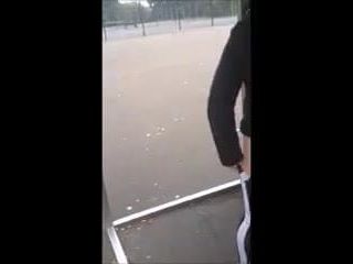 Cô gái 18 tuổi chơi trong công viên
