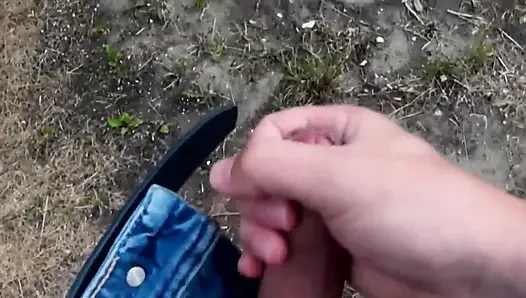 Büyük memeli genç kız açık havada yarak emiyor