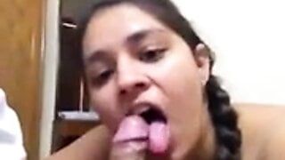 Индийская студентка наслаждается сосанием хуя