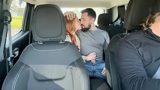 Çifti Uber'imle yakaladım ve arka koltukta kalmaları için bıraktım